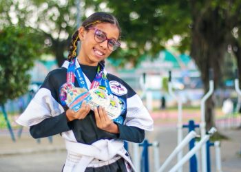 Menina de 9 anos conquista dois ouros no Brasileiro de Kickboxing e leva o nome de Meriti ao topo