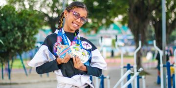 Menina de 9 anos conquista dois ouros no Brasileiro de Kickboxing e leva o nome de Meriti ao topo