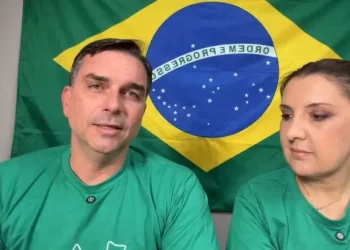 Flávio Bolsonaro diz que foto com Sicário foi criada por IA