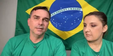 Flávio Bolsonaro diz que foto com Sicário foi criada por IA
