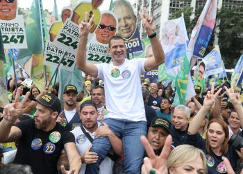 Douglas Ruas reúne apoiadores no Centro do Rio e promete reforçar segurança
