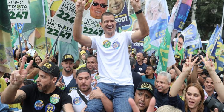 Douglas Ruas reúne apoiadores no Centro do Rio e promete reforçar segurança