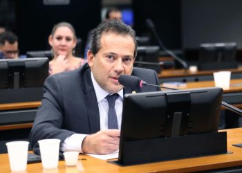 PF faz buscas contra deputado Ricardo Abrão em investigação sobre compra de votos em Nilópolis