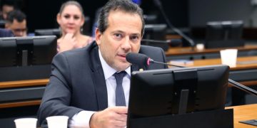 PF faz buscas contra deputado Ricardo Abrão em investigação sobre compra de votos em Nilópolis