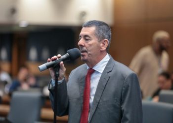 Após ter candidatura barrada, Val Ceasa publica mensagem sobre perseguição