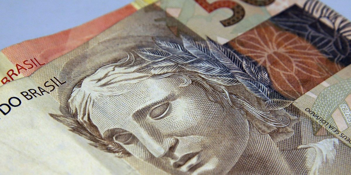 Brasileiros sacam r$ 10,5 bilhões a mais da poupança em agosto