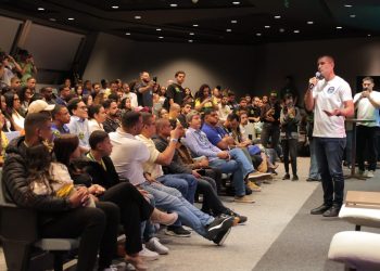 Douglas Ruas apresenta projeto Rio Criativo para jovens artistas