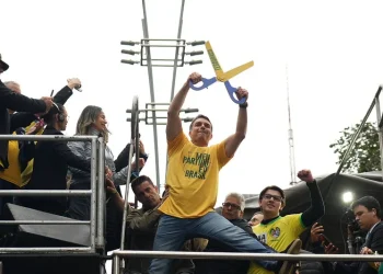 Flávio faz comício no local onde Jair Bolsonaro sofreu atentado em 2018