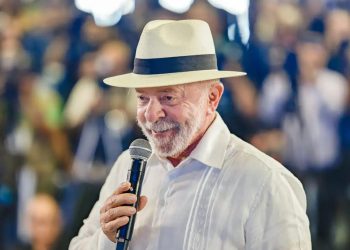 Lula alfineta Flávio na Baixada e diz que amigo do presidente é o povo, não Vorcaro