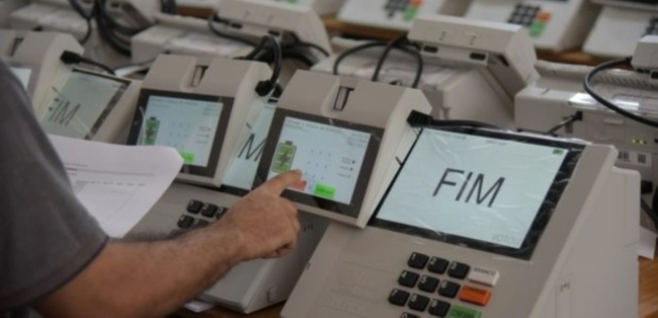 TRE-RJ começa preparação de 42 mil urnas para eleições de 2026
