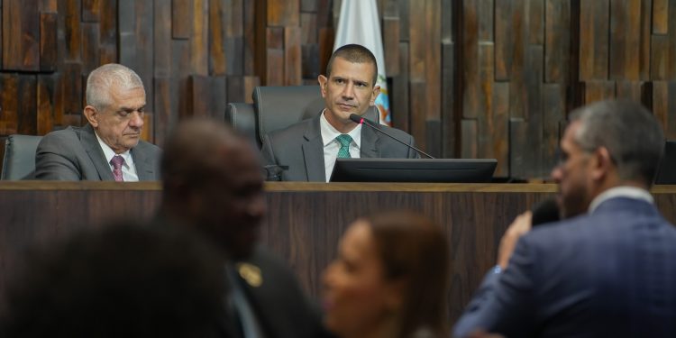 Articulação de Douglas Ruas abre caminho para enfrentar crise financeira no estado