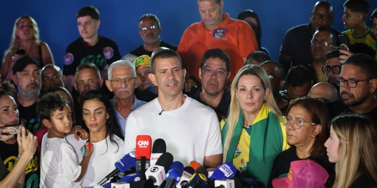 Douglas Ruas vence em 79 municípios, contra 13 de Paes