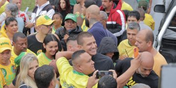 Ruas percorre Campos e Macaé em campanha por Flávio