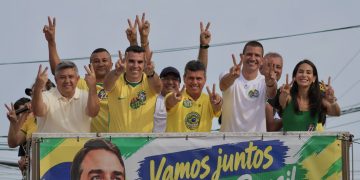 Douglas Ruas faz carreatas em três cidades da Região dos Lagos por Flávio Bolsonaro