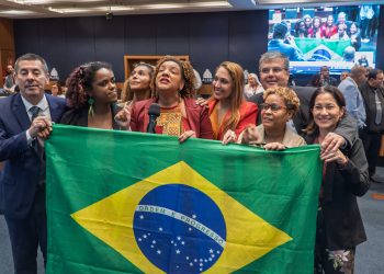 Saída de Flávio Bolsonaro e vitória de Lula agitam plenário da Alerj