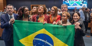 Saída de Flávio Bolsonaro e vitória de Lula agitam plenário da Alerj