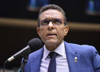 De 158 mil para 19 mil votos: Otoni de Paula apoia Lula e fica fora da Câmara