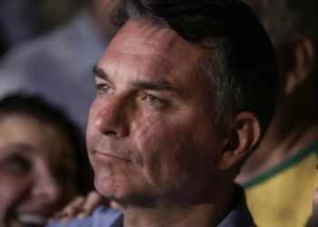 Flávio Bolsonaro viaja aos Estados Unidos com a família e prepara pedido de asilo político