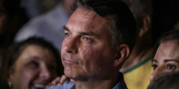 Flávio Bolsonaro viaja aos Estados Unidos com a família e prepara pedido de asilo político