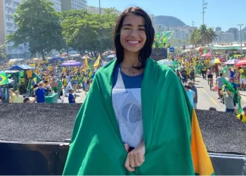 Aos 24 anos, Júlia Castro chega a Brasília após votação de mais de 100 mil votos